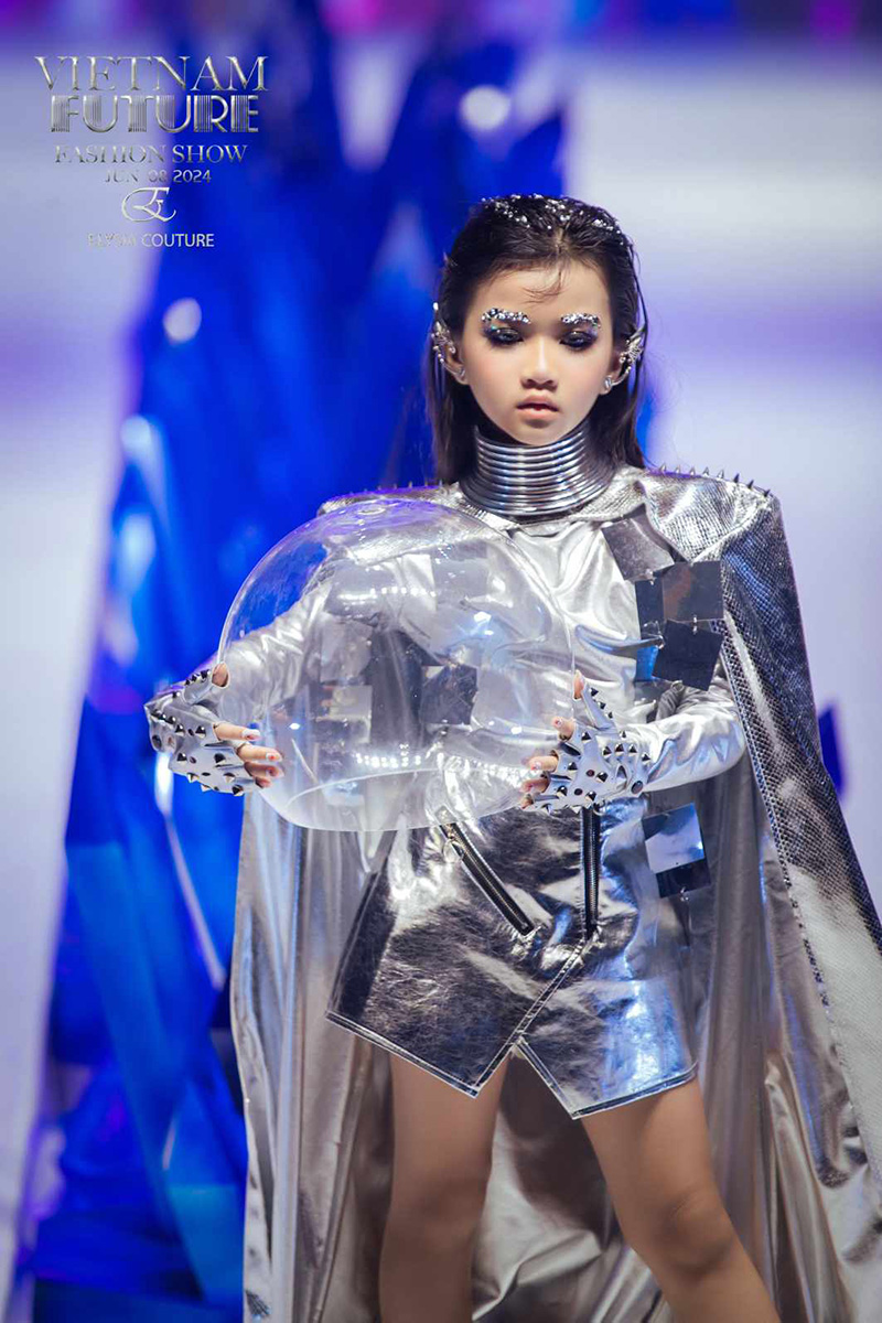 Đỗ Trần Thái Trân cô model kid được đặt niềm tin mở màn cho các sho ...