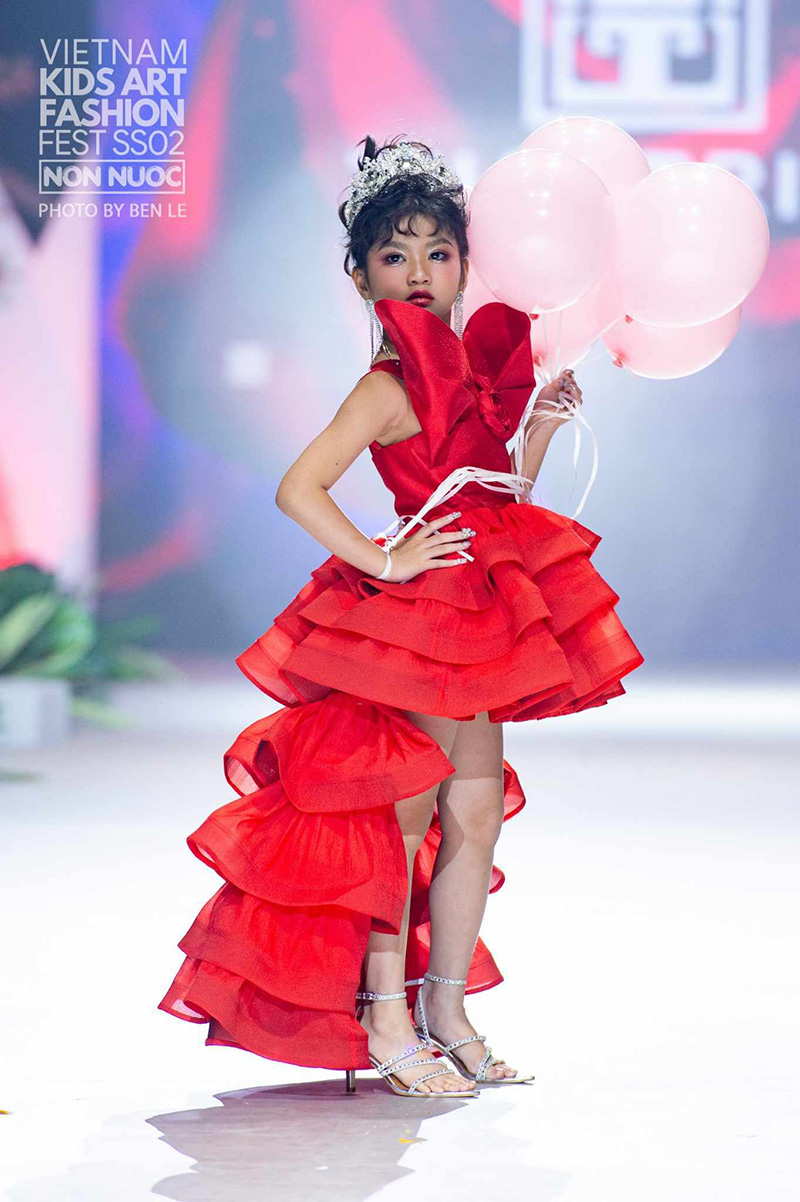 Đỗ Trần Thái Trân cô model kid được đặt niềm tin mở màn cho các sho ...